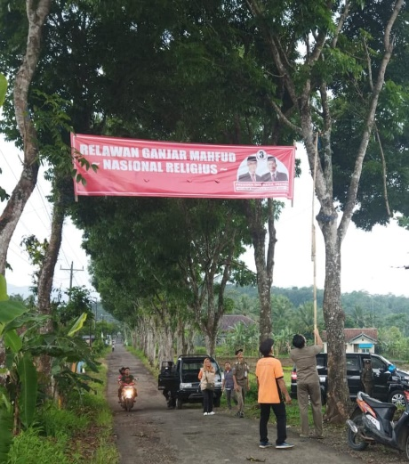 APS Langgar Ketentuan, Panwaslu Kecamatan Kertanegara Dampingi Satpol PP Tertibkan