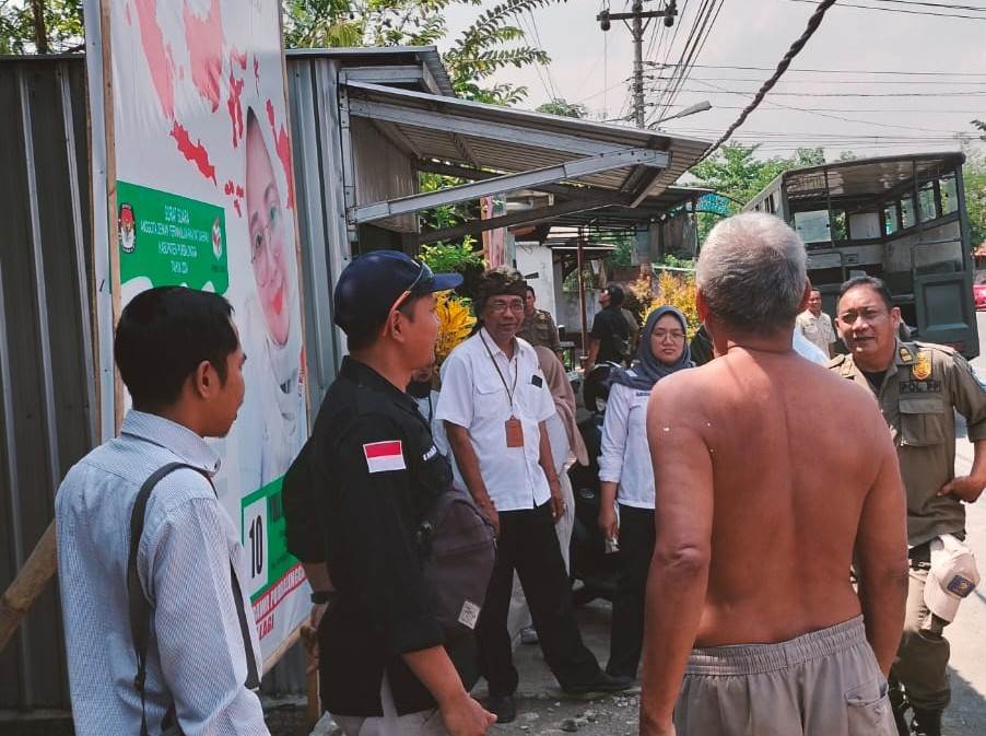 Panwaslu Kecamatan Purbalingga Kawal Penertiban Alat Peraga Sosialisasi (APS) Pemilu 2024 Bersama Satpol PP