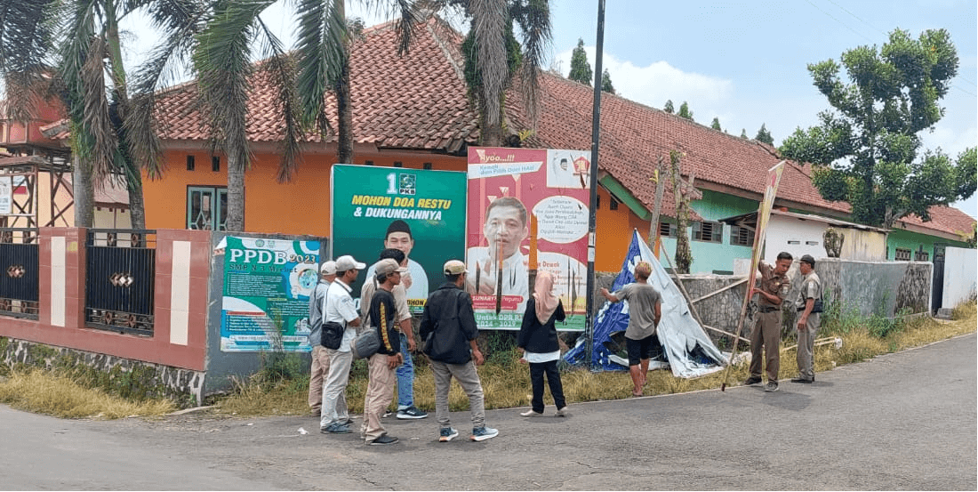 Jajaran Panwaslu Kecamatan Mrebet, Dampingi Satpol PP Tertibkan APK dan APS Melanggar