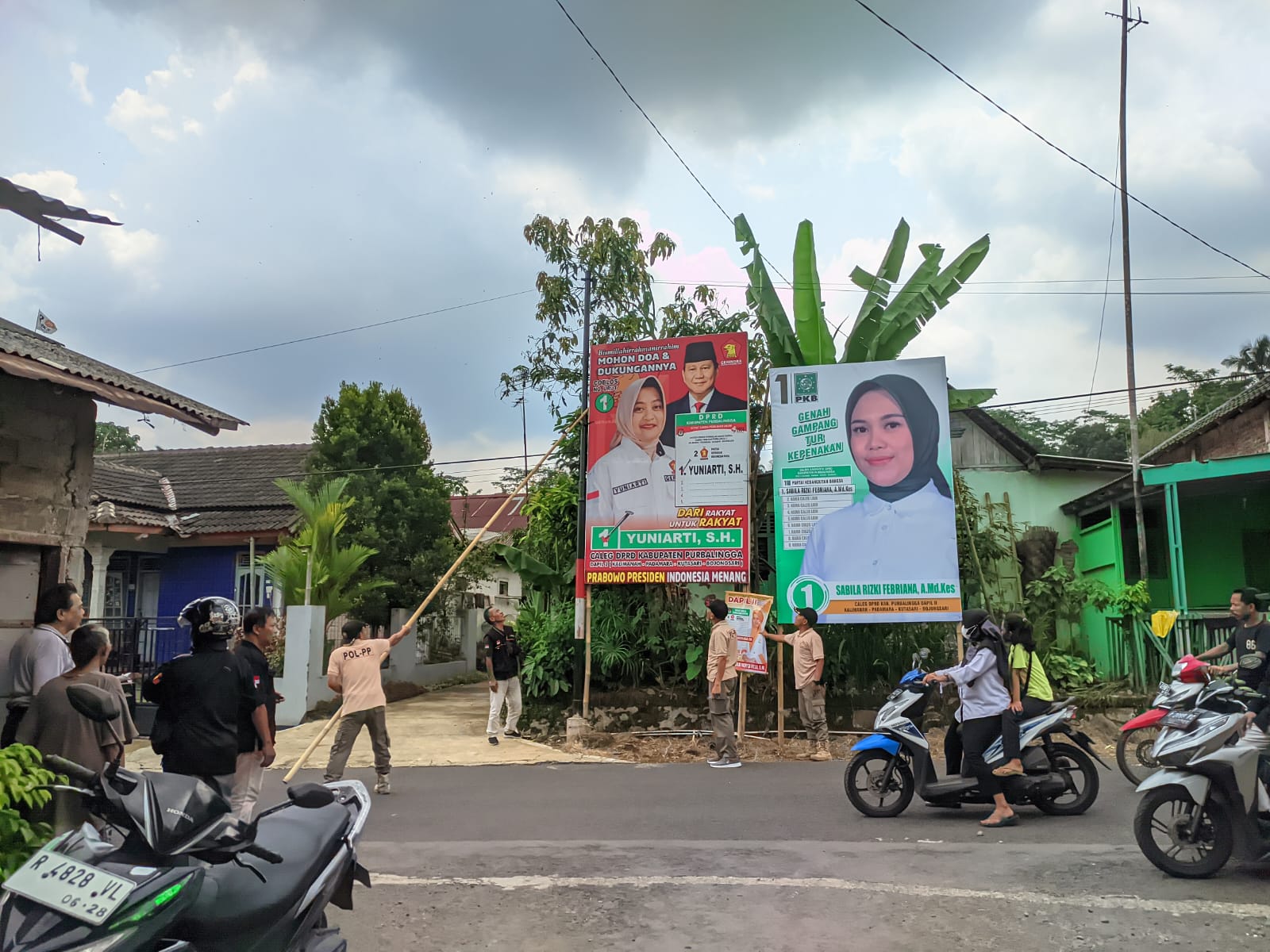 44 Hari Kampanye Pemilu, Panwaslucam Kutasari Awasi Melekat  Penertiban 58 APK Melanggar