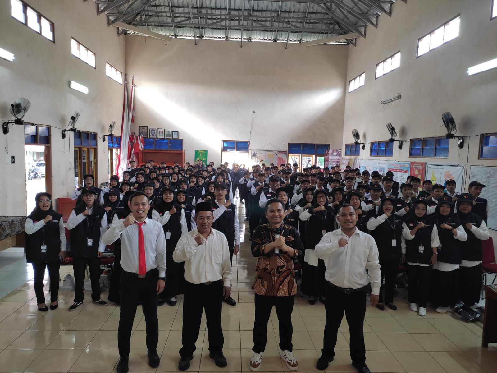 Lantik 137 PTPS, Panwaslucam Pengadegan : Jalin Koordinasi dan Komunikasi Sesama Penyelenggara Pemilu