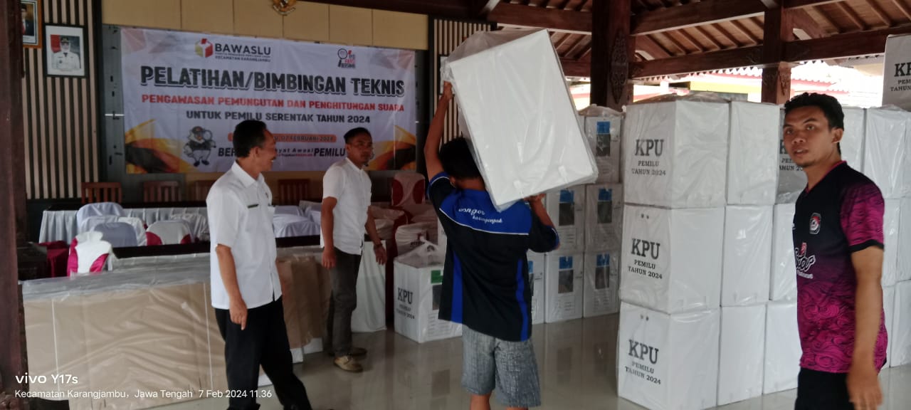 Ketua Bawaslu Purbalingga Awasi Langsung Distribusi 435 Kotak dan 348 Bilik Suara Kecamatan Karangjambu