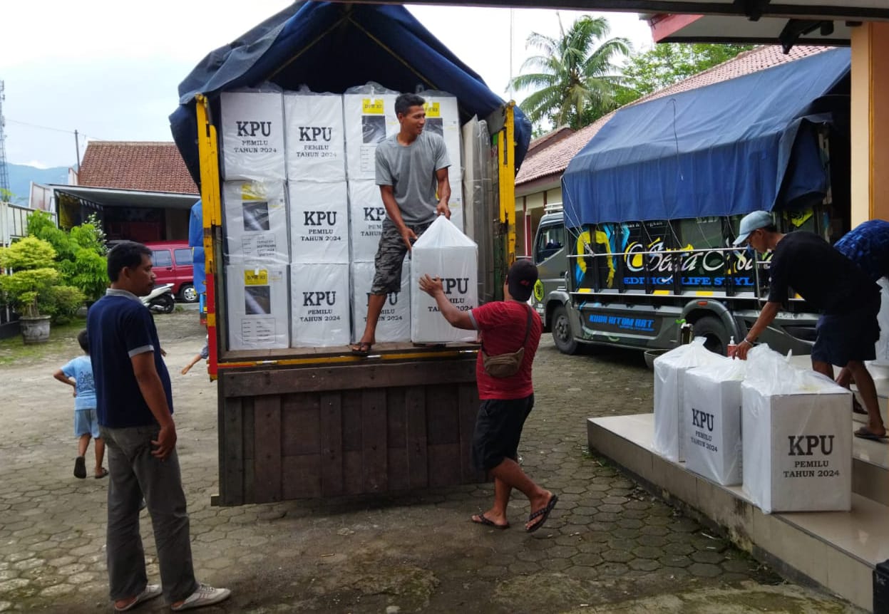 Panwaslucam Kertanegara Awasi Melekat Proses Distribusi dan Ketepatan Logistik Pemilu 2024