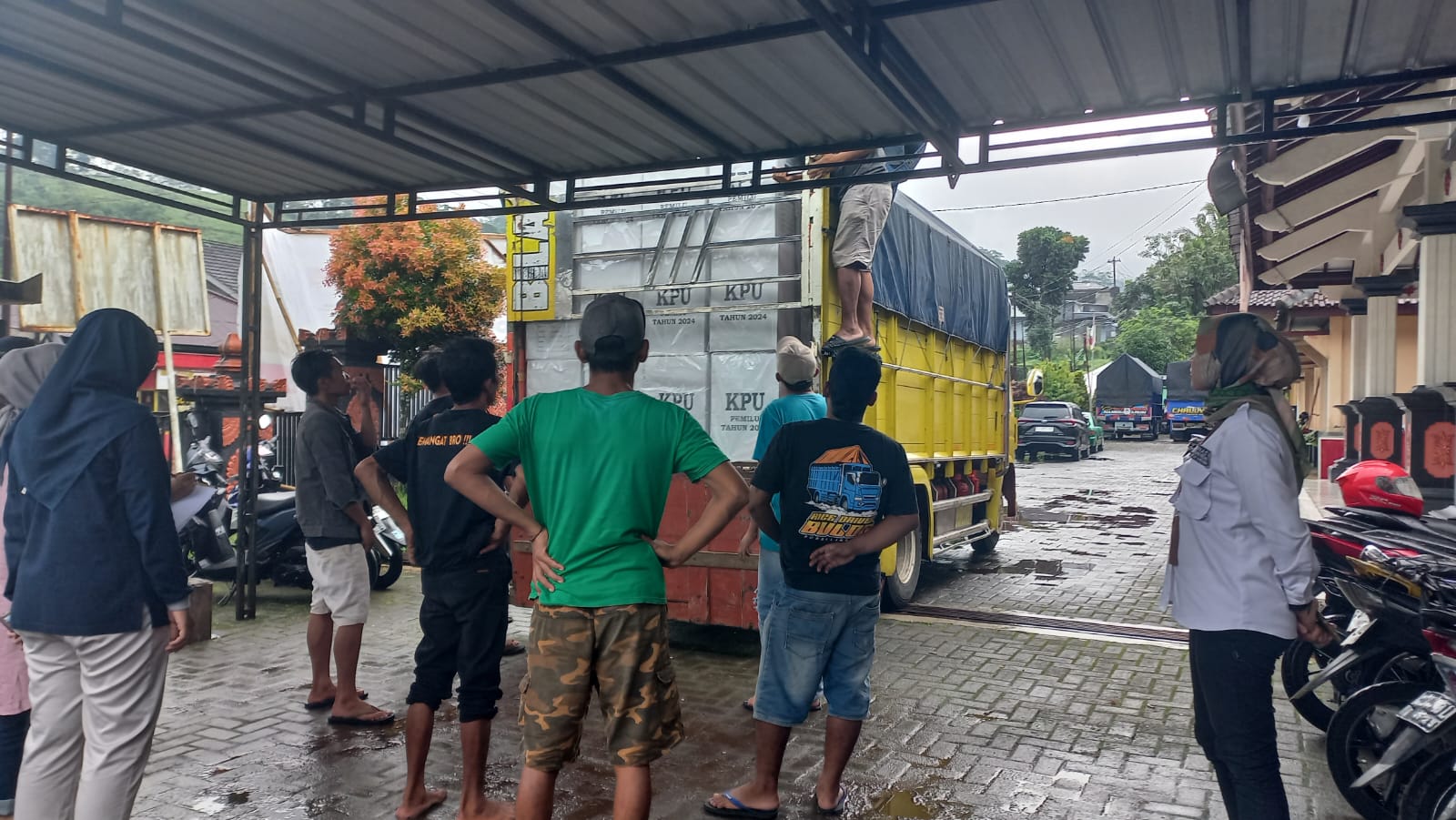 Terhambat Hujan Deras, Distribusi Logistik untuk Kecamatan Karangreja Sempat Tertunda