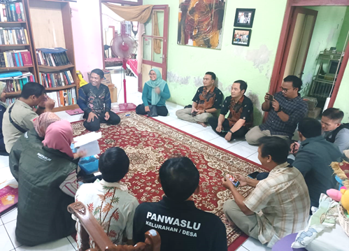 Hari Keempat, Panwaslu Kecamatan Kemangkon Awasi Coklit Rumah Ketua KPU