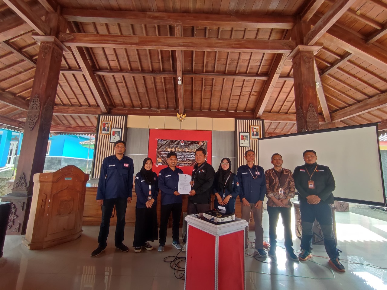 Panwaslu Karangjambu Pastikan Akurasi Data Pemilih dalam Rapat Pleno