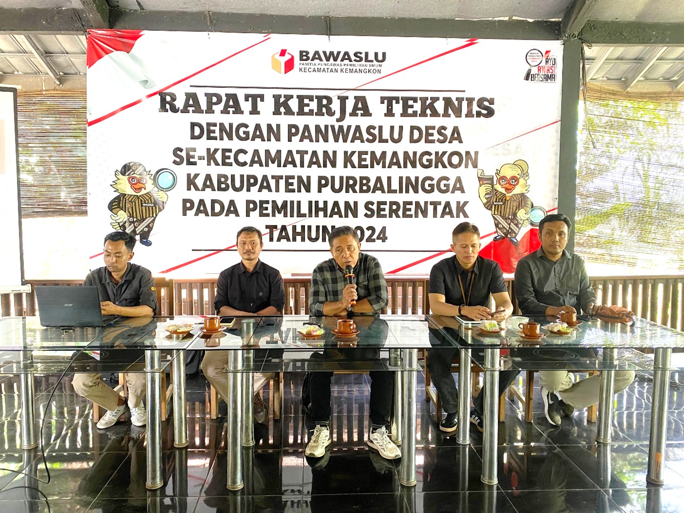 Meningkatkan kualitas Pengawasan Pilkada 2024 Panwaslucam Kemangkon menggelar Rakernis dengan Panwaslu desa