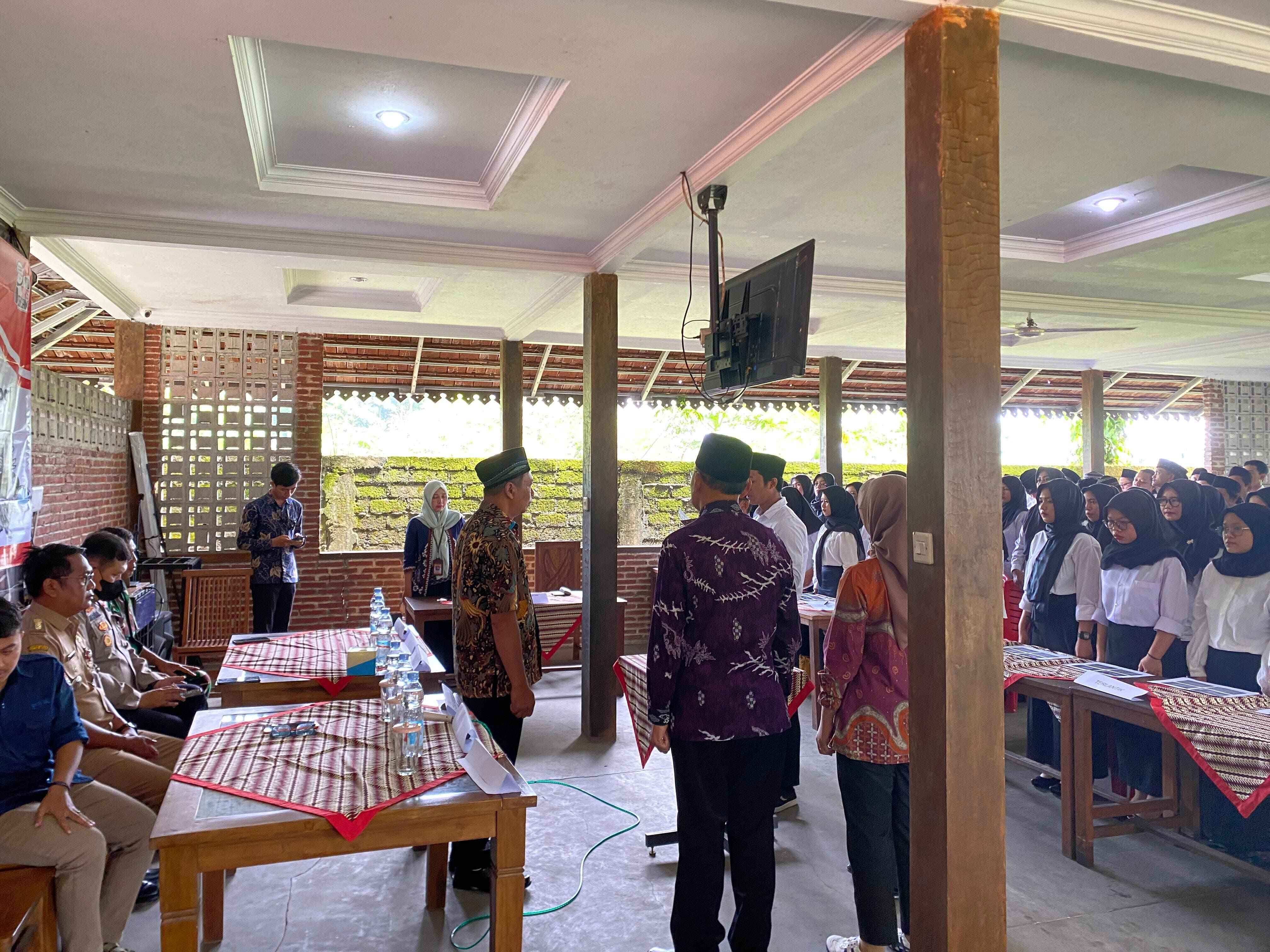 Panwaslu Kecamatan Kutasari Lantik 98 Pengawas TPS untuk Pilkada Serentak 2024