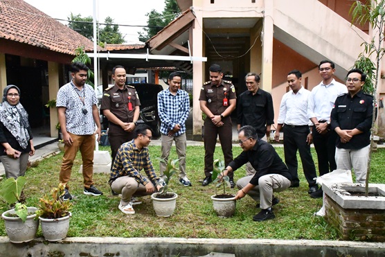 Bawaslu Kabupaten Purbalingga Tanam Pohon Integritas