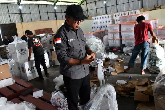 Ketua BaBawaslu Purbalingga Awasi Pengosongan Kotak Suara Pemilihan 2024waslu Kabupaten Purbalingga, Misrad (bertopi hitam) tengah mengecek salah satu logistik yang telah dikelurkan dari kotak suara oleh pekerja KPU Kabupaten Purbalingga