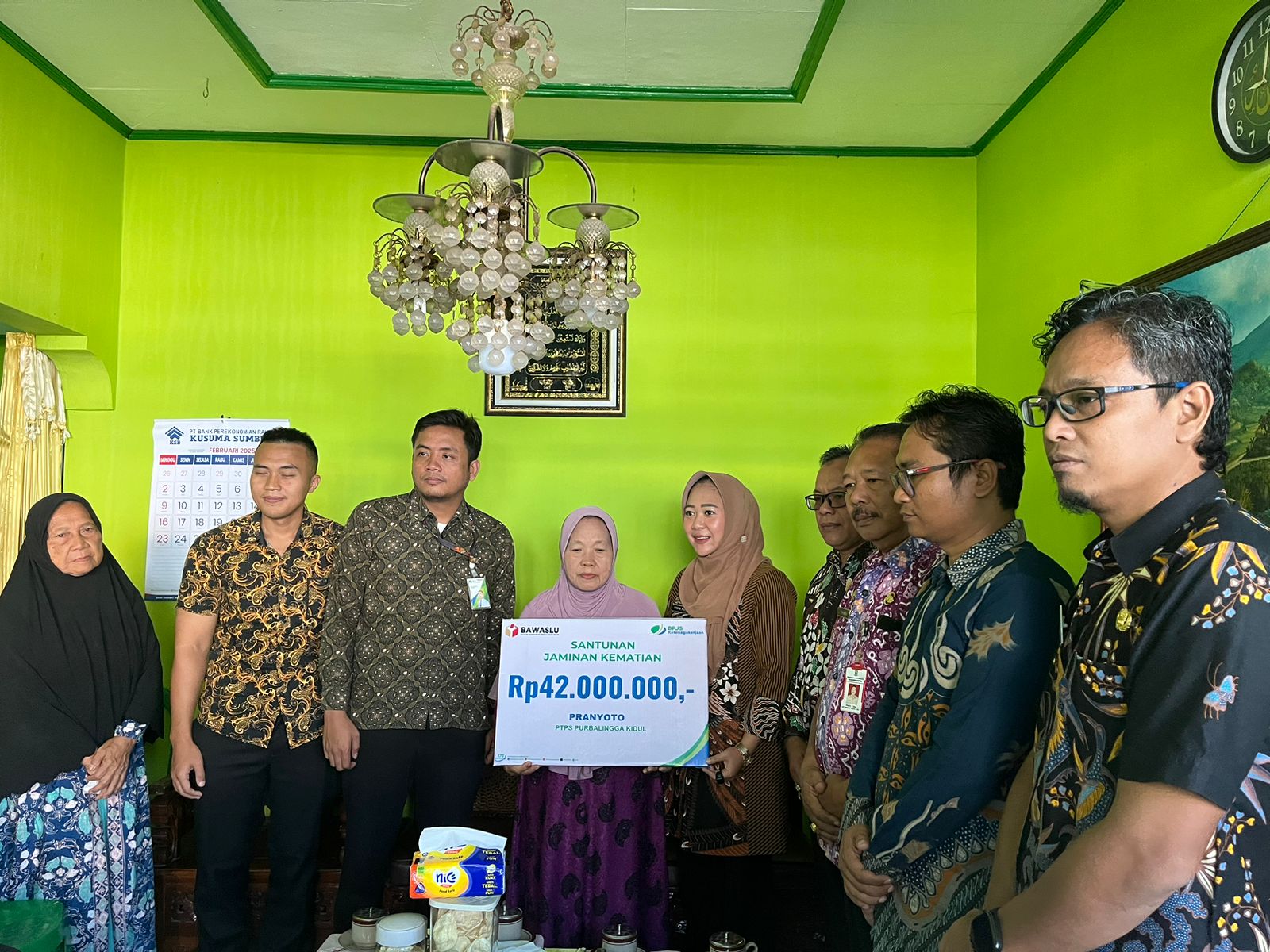 Bawaslu Purbalingga Salurkan Santunan Pada Keluarga PTPS Purbalingga Kidul Yang Meninggal