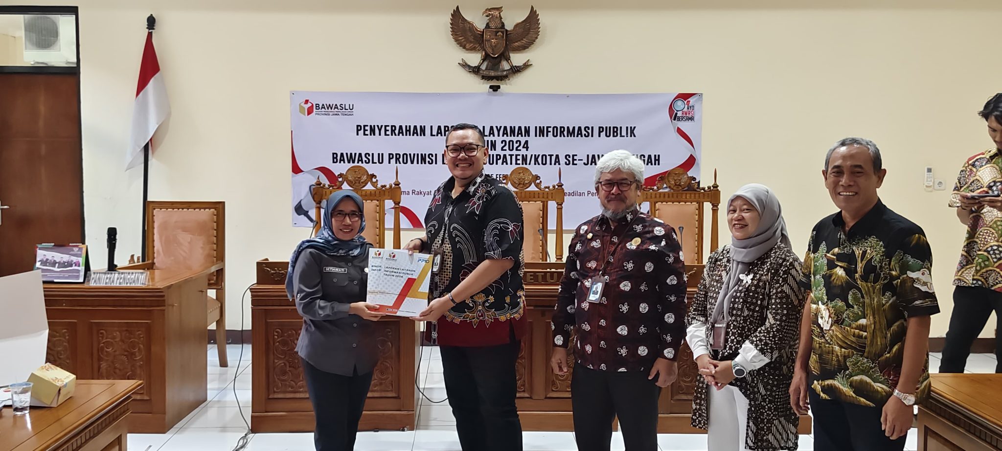 Perkuat Komitmen Transparansi, Bawaslu Purbalingga Serahkan Laporan Layanan Informasi Publik 2024