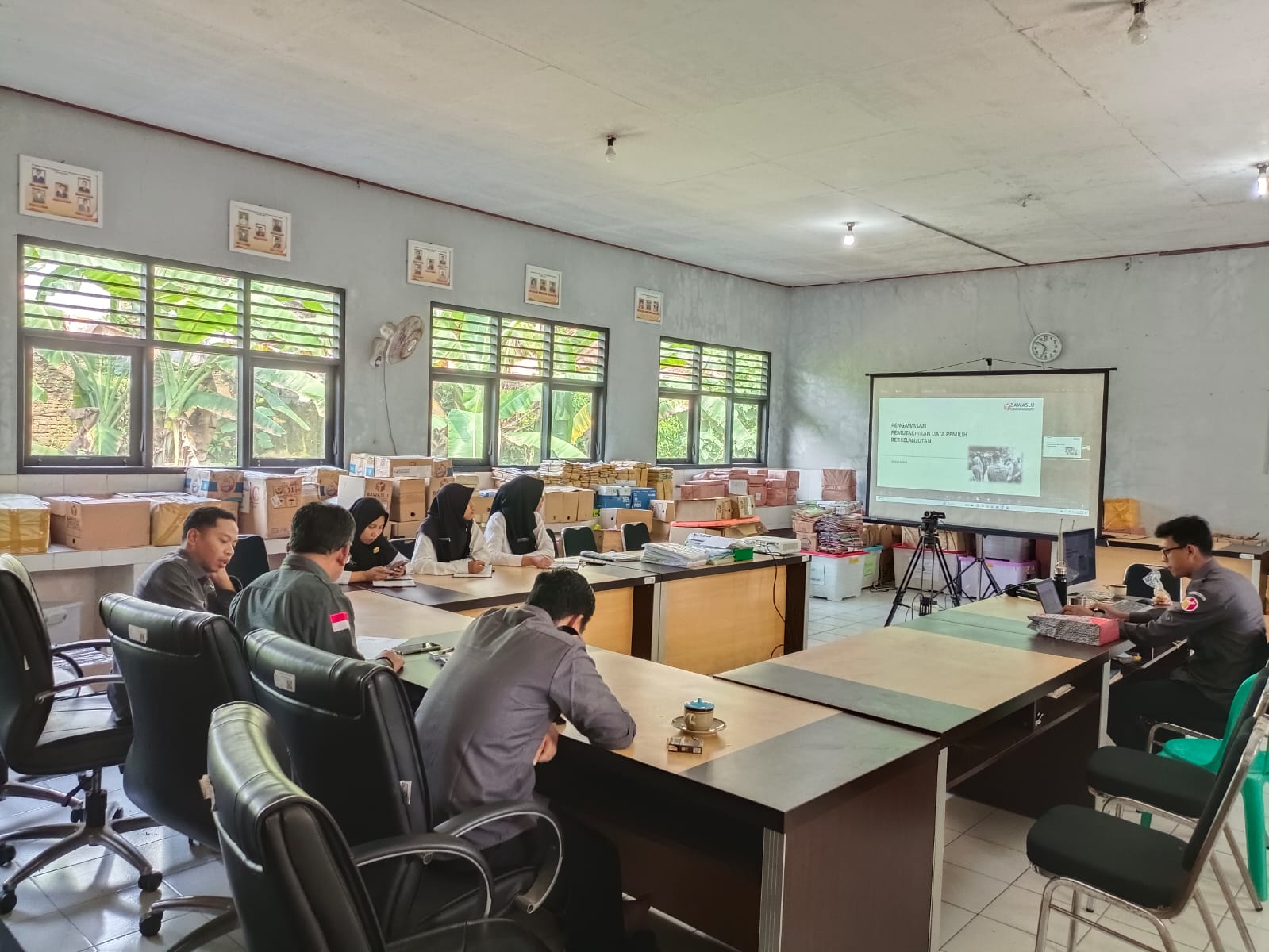 Bawaslu Kabupaten Purbalingga Ikuti Diskusi Literasi Pojok Pengawasan Volume 1 Tentang PDPB