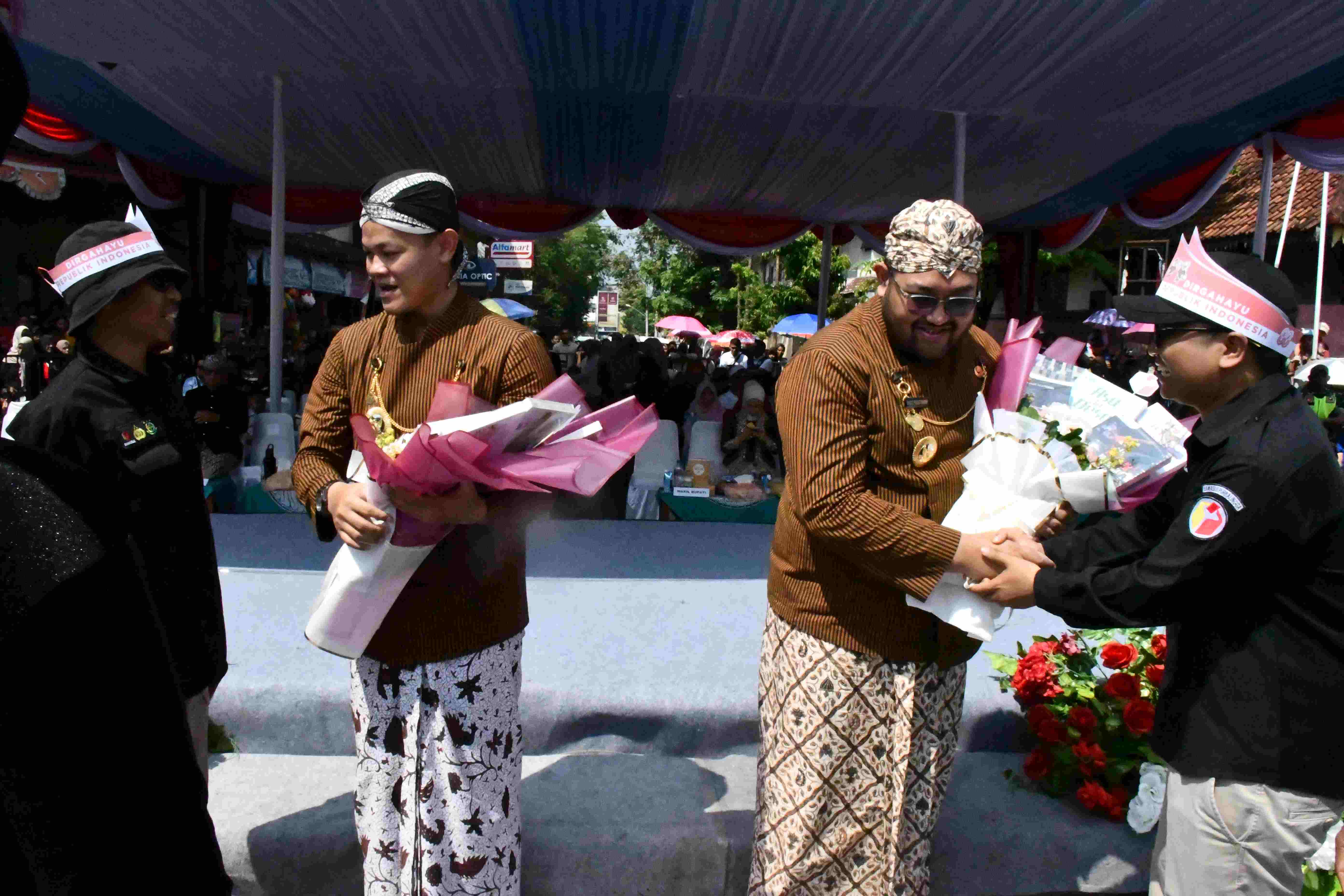 Bawaslu Purbalingga Serahkan Buket Buku Hasil Pengawasan Pemilu 2024 kepada Bupati Fahmi Muhammad Hanif