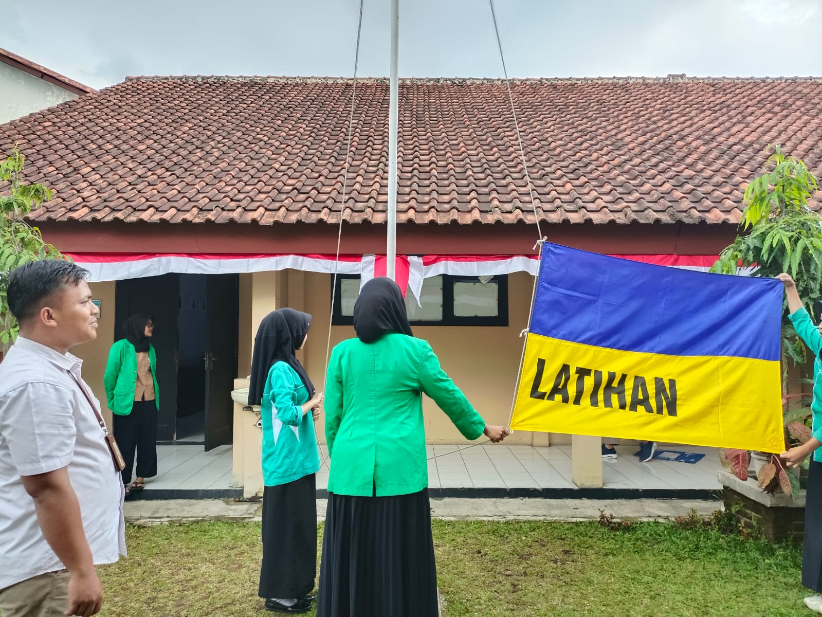 Siapkan Petugas Pengibar Bendera HUT RI, Bawaslu Purbalingga Latih Mahasiswa Magang dan Siswa PKL