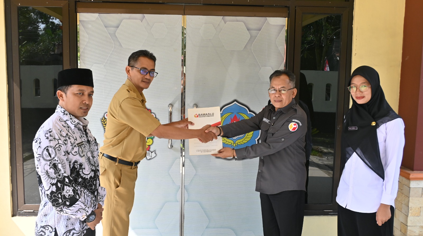 Bawaslu Purbalingga dan SMA N 1 Padamara Tandatangani MoU Pengembangan Pengawasan Partisipatif