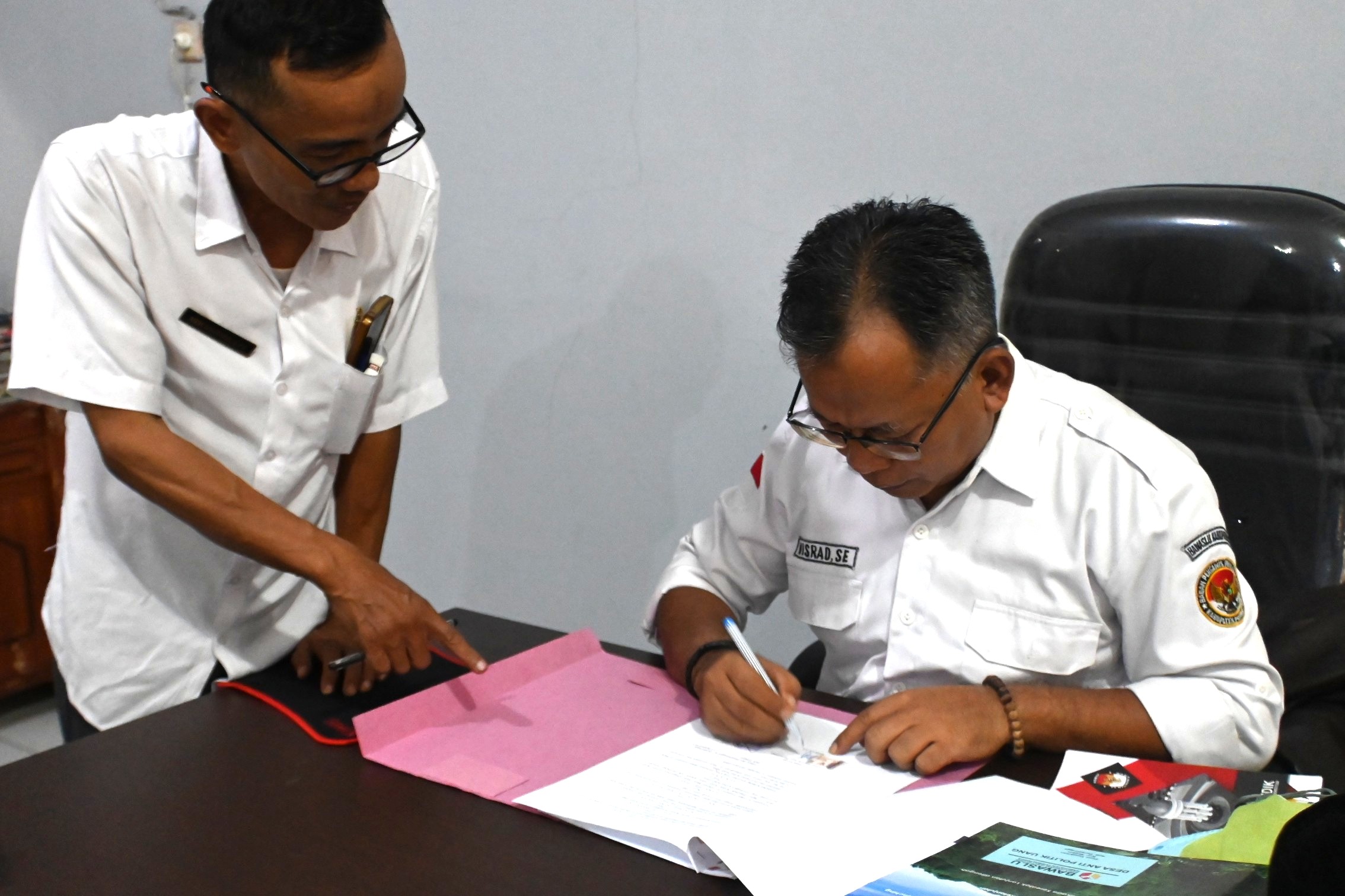 Targetkan Pendidikan Demokrasi Sejak Dini, Bawaslu Purbalingga dan SMP N 1 Karanganyar Teken Nota Kesepahaman