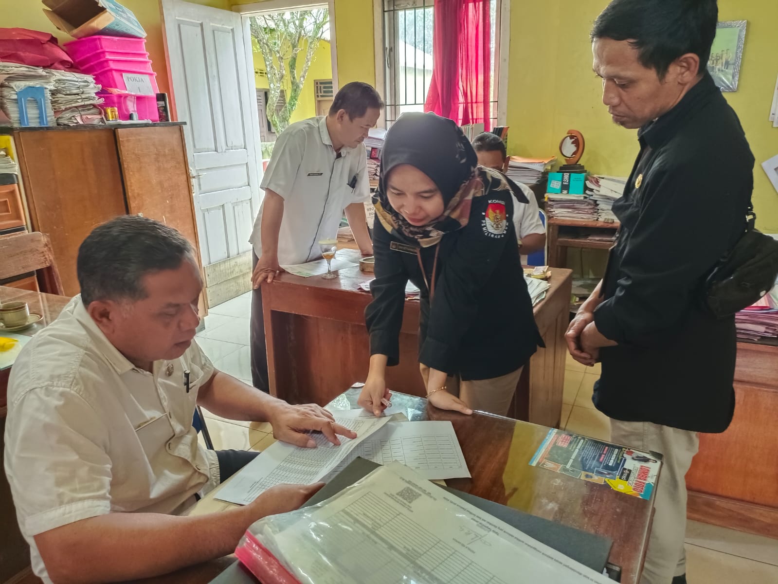 BAWASLU PURBALINGKA AWASI LANGSUNG COKTAS: Dari Warga 100 Tahun Hingga Pemilih di Suriname Terverifikasi