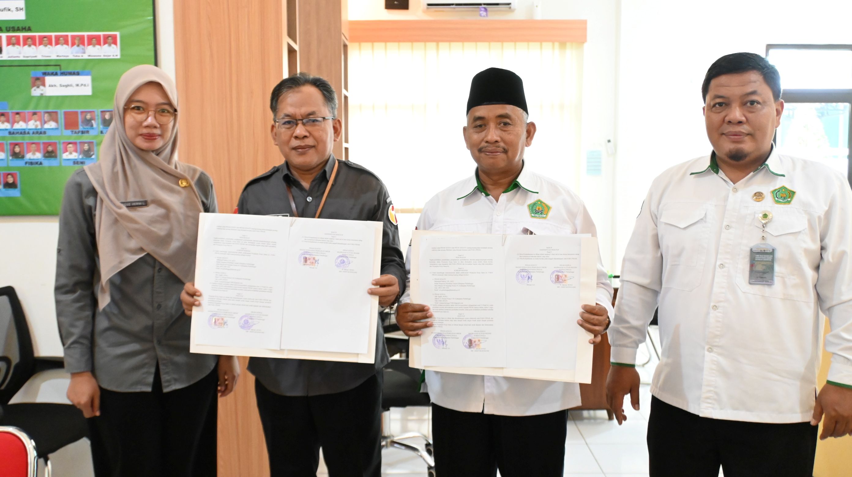 Tanamkan Nilai Demokrasi Sejak Dini, Bawaslu Purbalingga Teken MoU dengan MAN Purbalingga