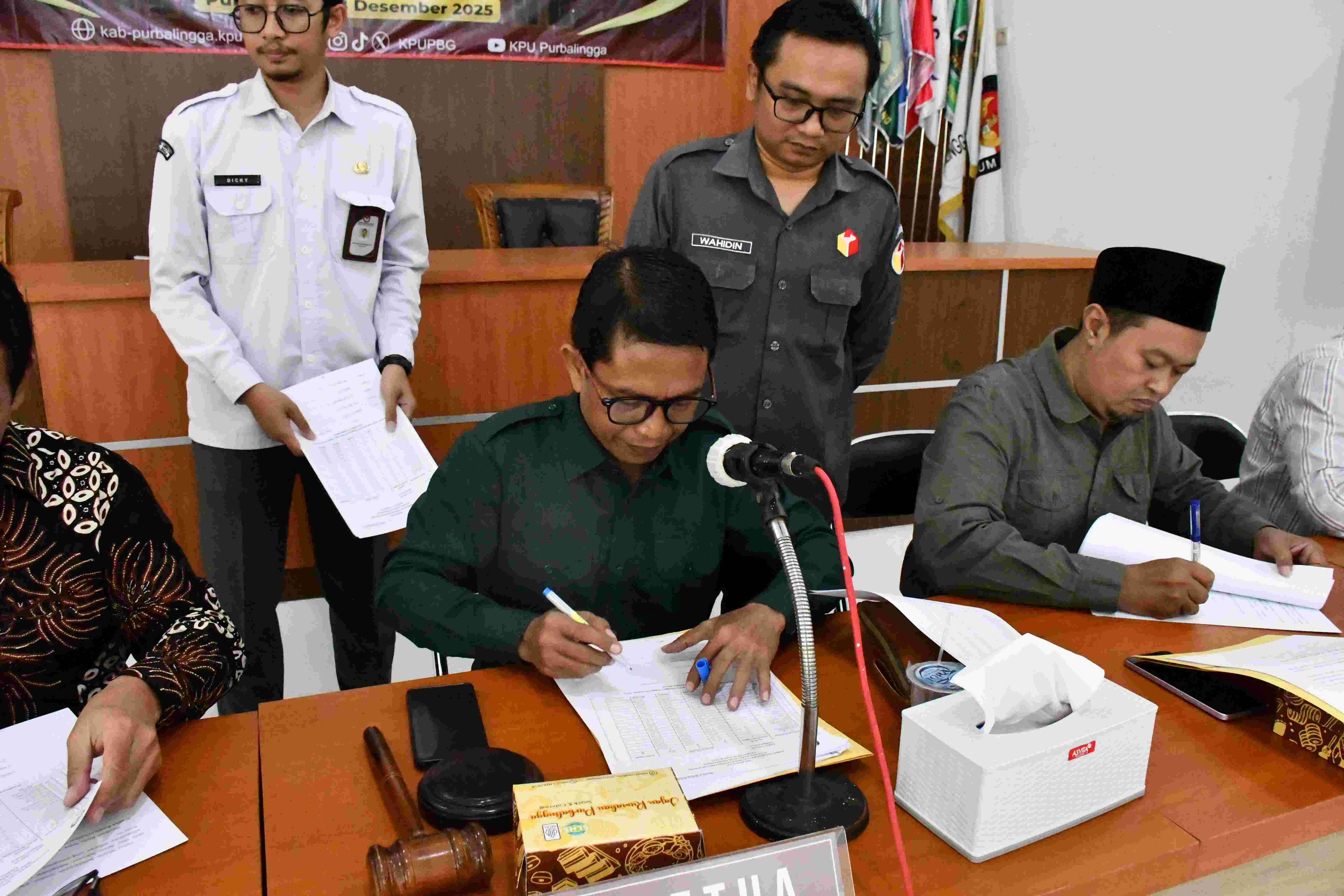 Bawaslu Purbalingga Awasi Pleno Rekapitulasi PDPB Triwulan IV Tahun 2025