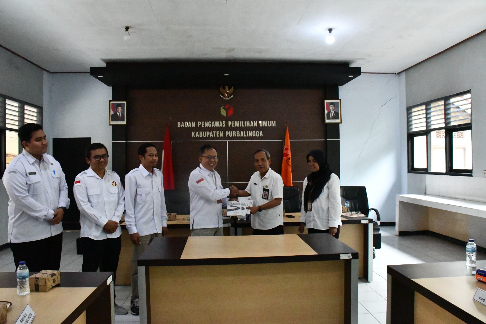 Dorong Literasi Kepemiluan, Bawaslu Purbalingga Serahkan Buku Terbitannya Kepada Dinarpus