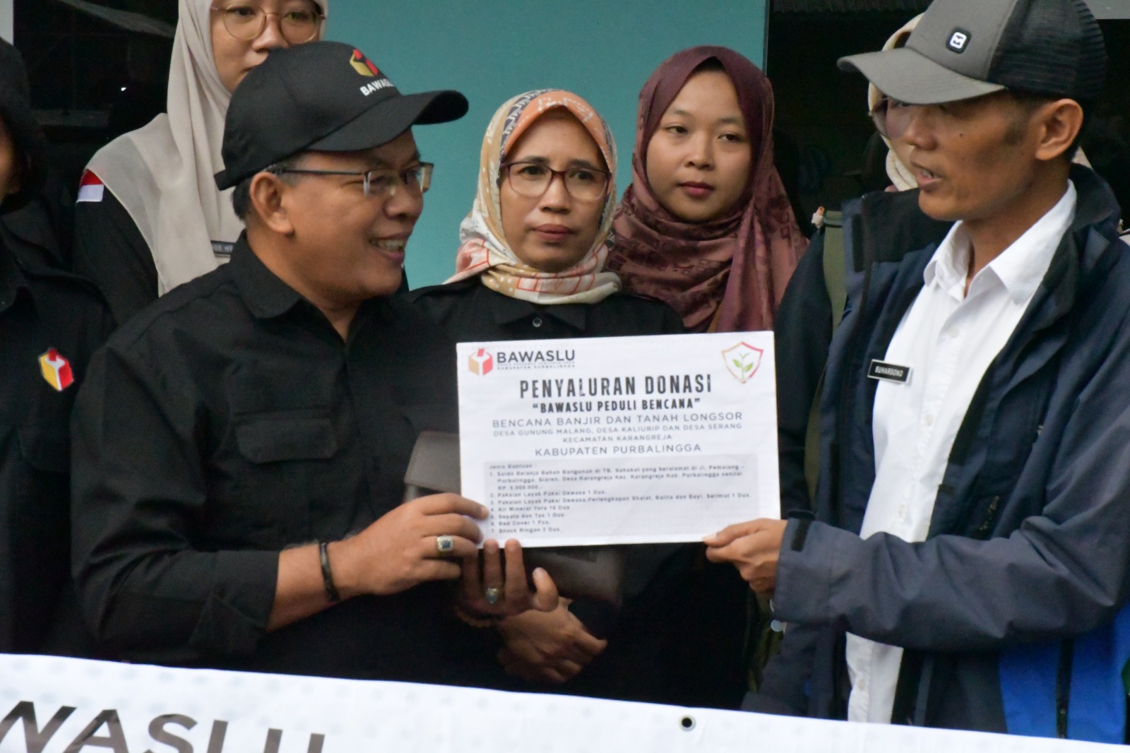 Bawaslu Purbalingga Salurkan Bantuan Kemanusiaan untuk Korban Banjir Bandang