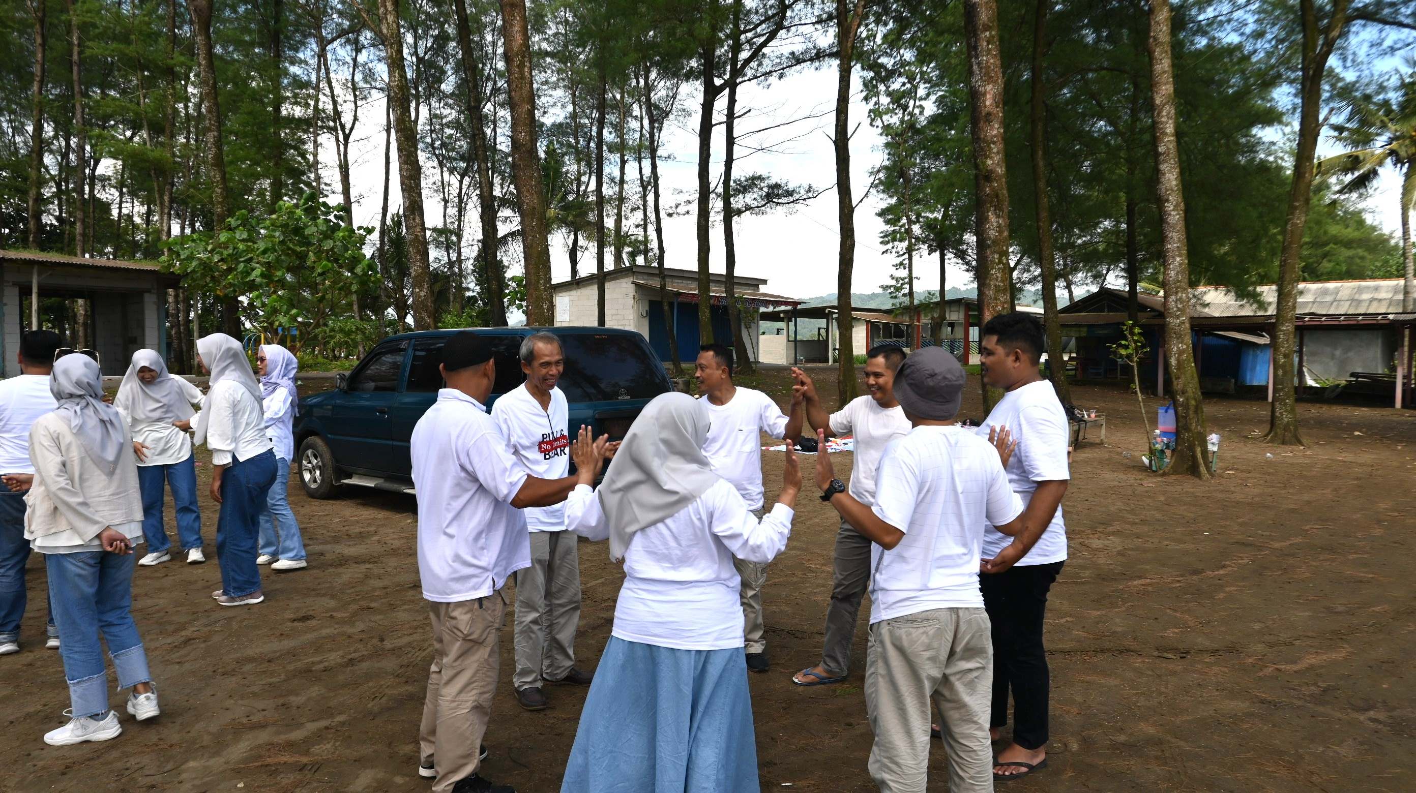 Bawaslu Purbalingga Gelar Jum'at Sehati di Pantai Jetis untuk Perkuat Tim