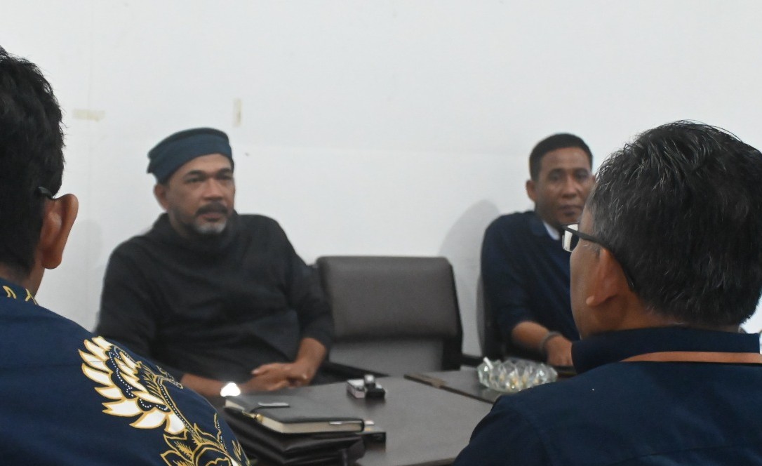 Ketua Bawaslu Kabupaten Purbalingga, Misrad (tampak belakang, berkacamata) menemui pengurus IJTI Korda Banyumas, pada Kamis (12/2)