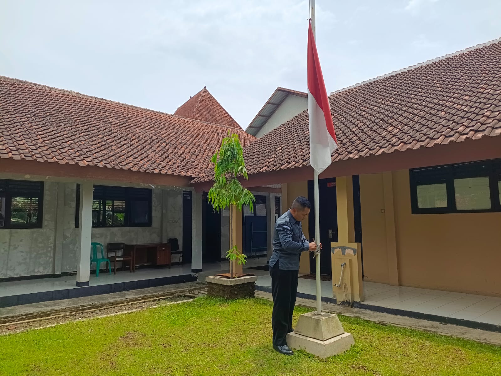 Bawaslu Purbalingga Kibarkan Bendera Setengah Tiang Tiga Hari untuk Hormati Wakil Presiden ke-6