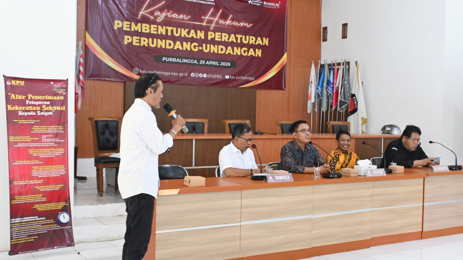 Hadiri Kajian Hukum KPU, Bawaslu Purbalingga Bedah Implikasi Putusan MK 135/2024 Terhadap Pengawasan
