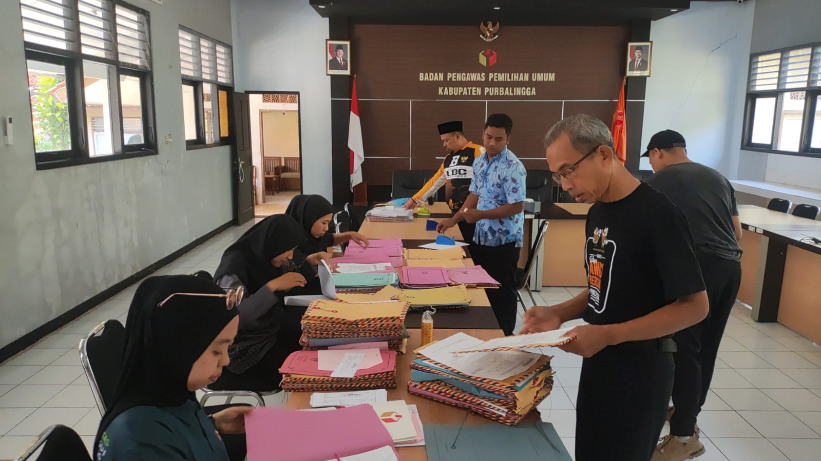 Gotong Royong Arsipkan Dokumen Pengawasan 2024, Bawaslu Purbalingga Selamatkan Memori Pemilu dari Kerusakan