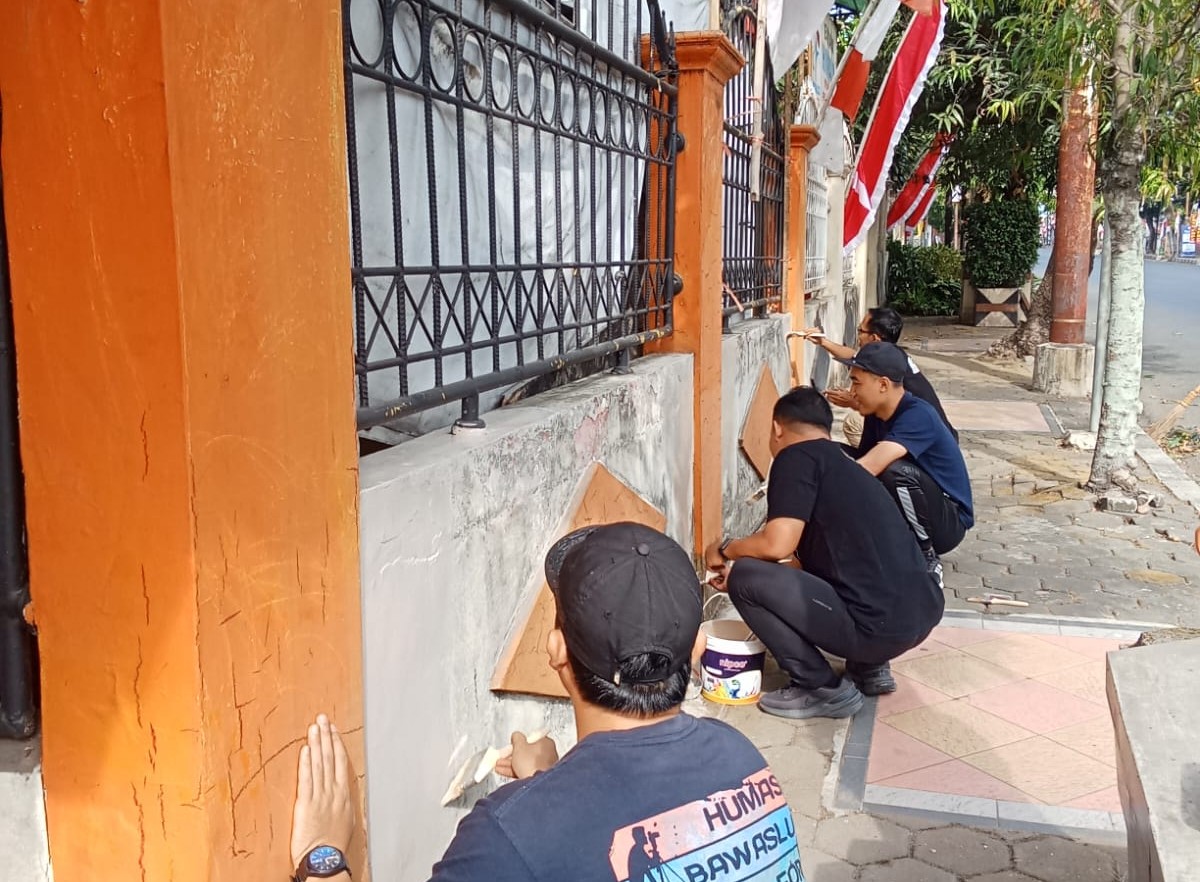 Sambut HUT ke-81 RI, Bawaslu Purbalingga Percantik Kantor dengan Pengecatan dan Hiasan Merah Putih