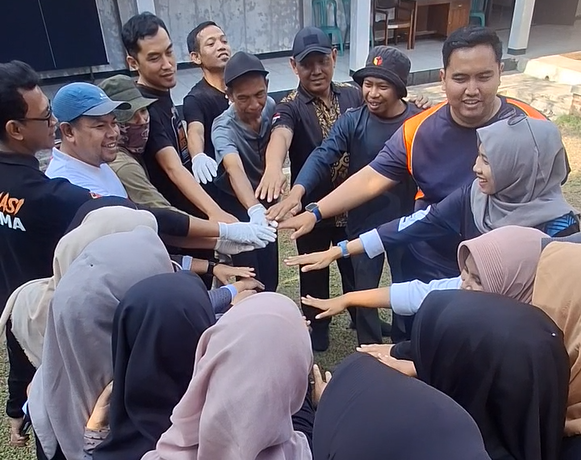 Wujudkan Lingkungan Kerja yang Nyaman, Bawaslu Purbalingga Gelar Program "Jumat Berlian" Bersih-Bersih Kantor dan Sungai