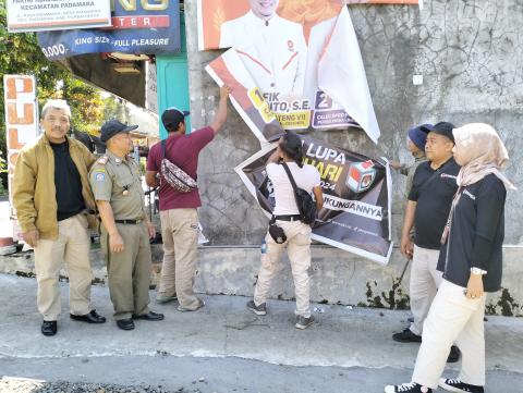 Penertiban APK pada masa tenang oleh Panwaslu Kecamatan Padamara