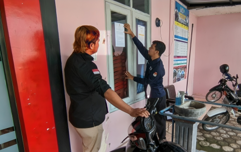 Didik,sedang mengawasi pemasang pengumuman rekrutmen Pantarlih