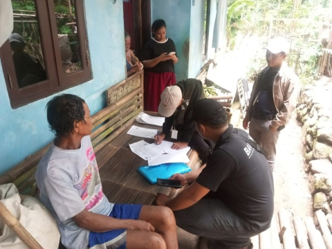 pengecekan identitas salah seorang warga di kecamatan Mrebet