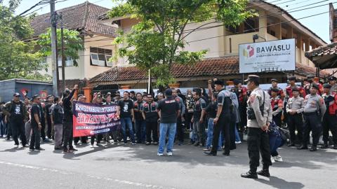 LSM GAB depan kantor