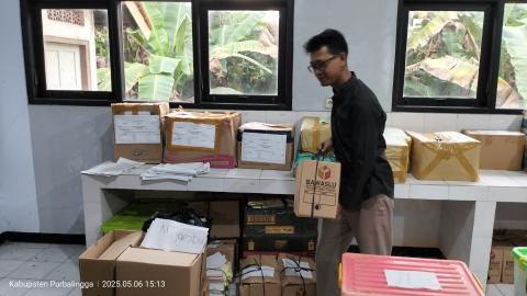 Adi Priambudi Staf kearsipan Bawaslu Purbalingga sedang menata arsip hasil pengawasan Pemilu dan Pilkada 2024