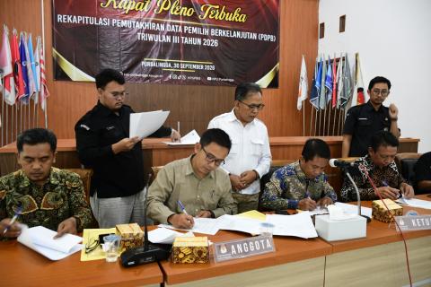 Bawaslu Purbalingga Awasi Pleno Rekapitulasi PDPB Triwulan III, Desak KPU Lakukan Uji Petik Sisa Saran Perbaikan