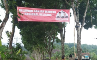 APS Langgar Ketentuan, Panwaslu Kecamatan Kertanegara Dampingi Satpol PP Tertibkan