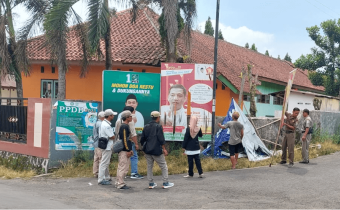 Jajaran Panwaslu Kecamatan Mrebet, Dampingi Satpol PP Tertibkan APK dan APS Melanggar