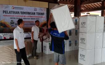 Ketua Bawaslu Purbalingga Awasi Langsung Distribusi 435 Kotak dan 348 Bilik Suara Kecamatan Karangjambu