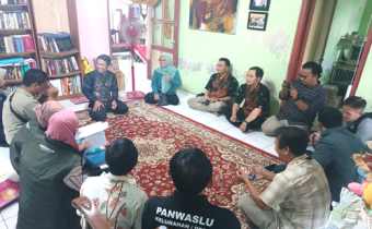 Hari Keempat, Panwaslu Kecamatan Kemangkon Awasi Coklit Rumah Ketua KPU