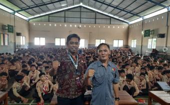 Bawaslu Purbalingga Kenalkan Demokrasi kepada Siswa SMP N 1 Mrebet melalui Pendidikan Karakter P5