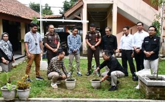 Bawaslu Kabupaten Purbalingga Tanam Pohon Integritas