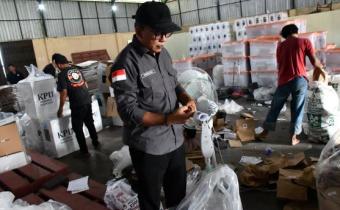 Ketua BaBawaslu Purbalingga Awasi Pengosongan Kotak Suara Pemilihan 2024waslu Kabupaten Purbalingga, Misrad (bertopi hitam) tengah mengecek salah satu logistik yang telah dikelurkan dari kotak suara oleh pekerja KPU Kabupaten Purbalingga