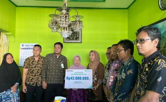 Bawaslu Purbalingga Salurkan Santunan Pada Keluarga PTPS Purbalingga Kidul Yang Meninggal