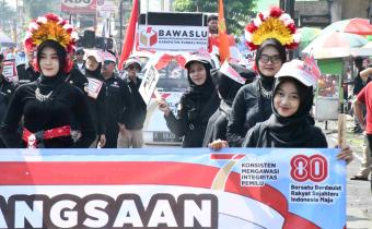 Bawaslu Purbalingga Sosialisasikan Pengawasan Pemilu dalam Pawai Budaya HUT RI ke-80