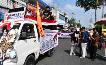 Bawaslu Purbalingga Ajak Warga Awasi Pemutakhiran Data Pemilih Lewat Pawai HUT RI ke-80