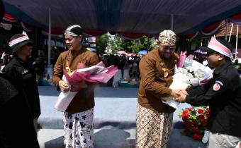 Bawaslu Purbalingga Serahkan Buket Buku Hasil Pengawasan Pemilu 2024 kepada Bupati Fahmi Muhammad Hanif